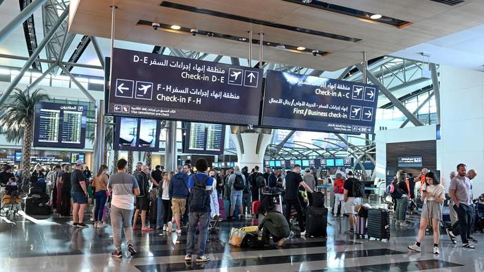 Des passagers attendent à l’aéroport international de Mascate, à Oman, jeudi, pour pouvoir rentrer dans leur pays.
