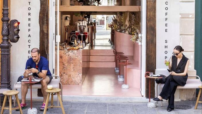 Des trentenaires à la terrasse d’un coffee shop à Paris.