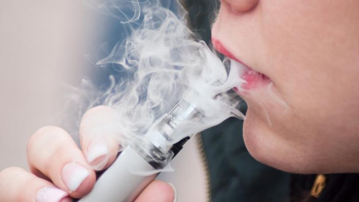 elfbar nachfüll pod läuft aus Fermetures, déménagements… les magasins luxembourgeois de cigarettes  électroniques touchés de plein fouet par les mesures de 2024 : « Pas mal de  gens disent qu'ils vont se remettre à fumer »