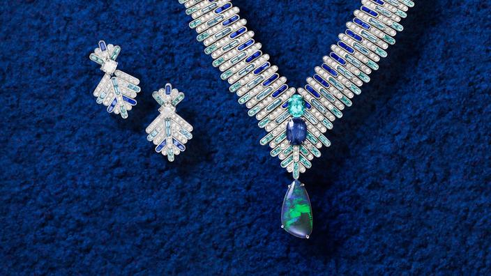 Parrure Blue Illusions, pavage de diamants, saphirs et tourmalines baguettes, serti d’un paraiba, d’un saphir bleu et d’une opale noire.