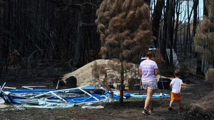 Des habitants inspectent les environs de leur maison, détruite par un incendie de forêt à Le Porge, département de la Gironde, France, le 3 août 2026, alors que les autorités ont autorisé les évacués à retourner dans la région.