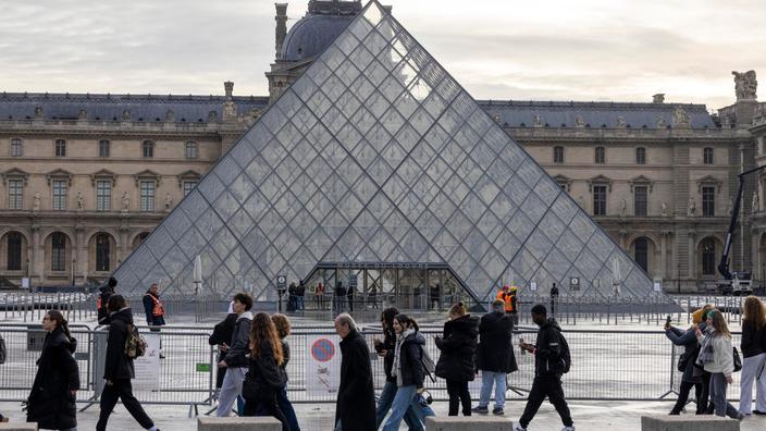 Cambriolage du musée du Louvre : un membre présumé du commando voit sa ...