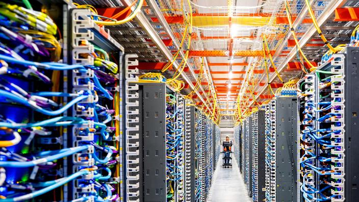 Техник в дата-центре Amazon Web Services, предназначенном для искусственного интеллекта, в Нью-Карлайле, штат Индиана, США. Noah Berger / REUTERS