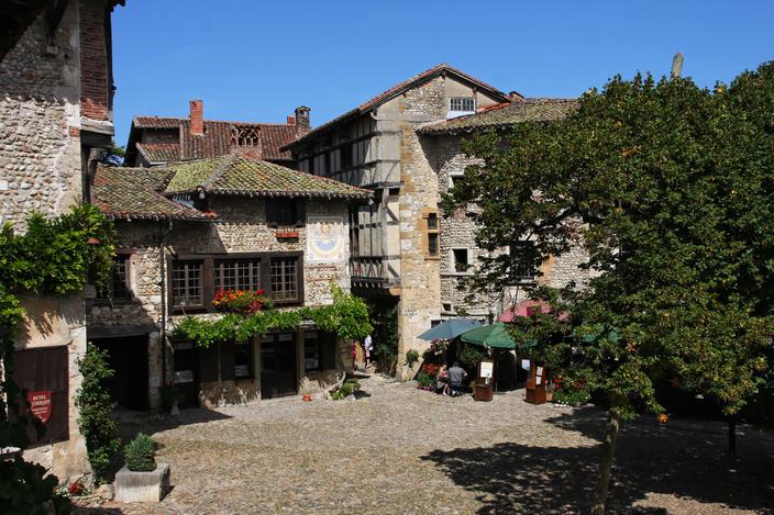 Treize «plus beaux villages de France» accessibles sans voiture