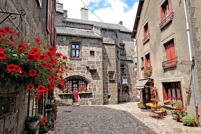 Auvergne : voyage au cœur des Petites Cités de Caractère du Puy-de-Dôme