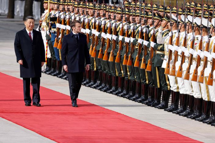 Visite de Macron en Chine : Xi Jinping prêt à appeler Zelensky le ...