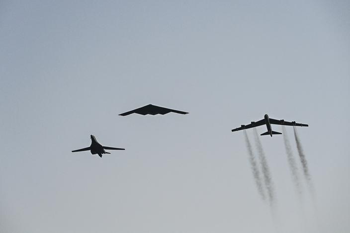 Le nouveau bombardier furtif américain B-21 réalise son vol inaugural