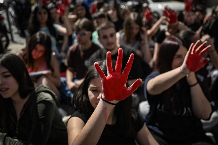 Deux Bandes Rouges Manifestations propalestiniennes à Sciences Po : pourquoi le symbole ...