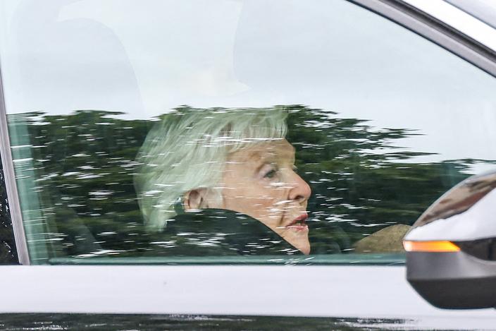 Obsèques de Bernadette Chirac à Paris : la rare et touchante apparition de Line Renaud, 97 ans, pour dire adieu à son amie