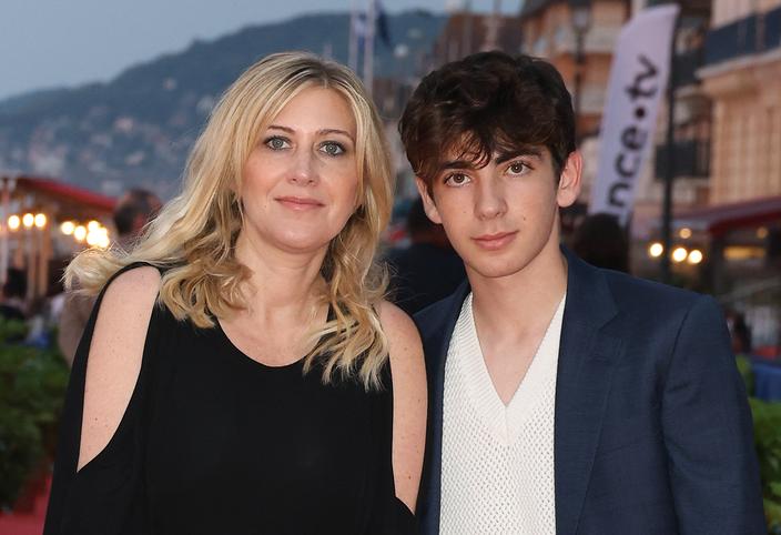 ENFANT DE STARS - Léon Hesby, fils de Patrick Bruel : à 19 ans, il vole de  ses propres ailes