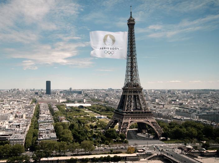 JO : le drapeau géant accroché à la Tour Eiffel ...