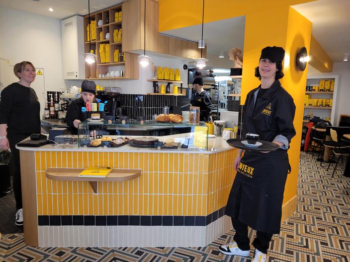 «Bienvenue au café Joyeux !» l