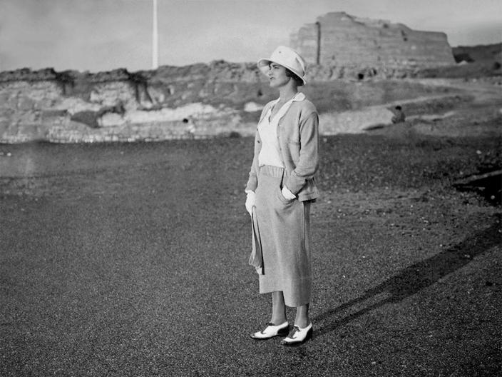 Gabrielle Chanel vers 1920 sur la plage de Biarritz