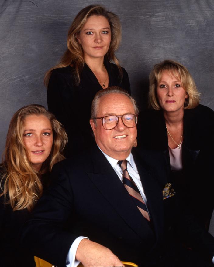 Jean-Marie Le Pen avec ses filles Marine, Marie-Caroline et Yann.