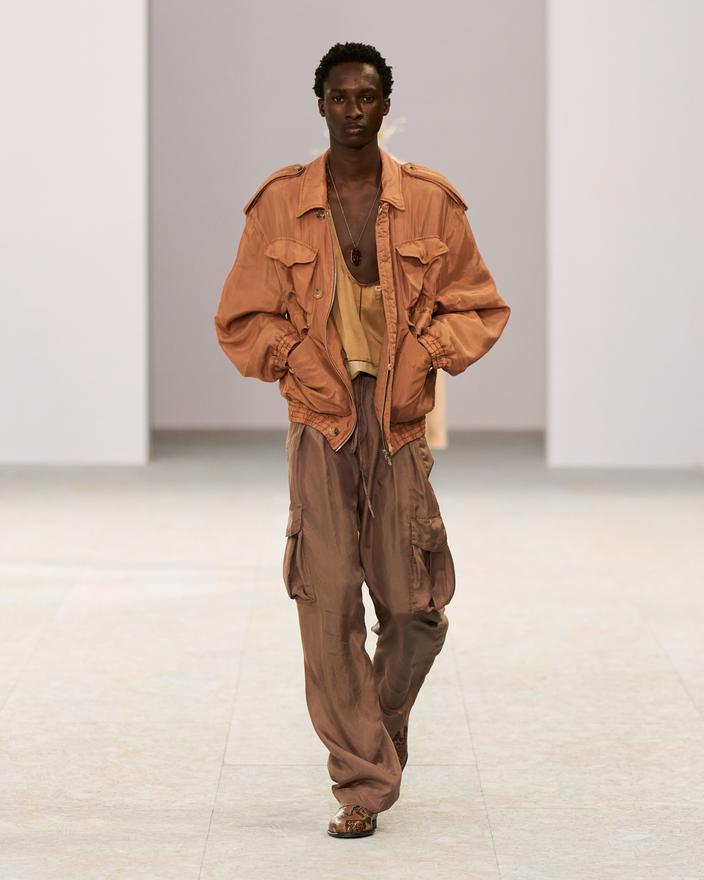 Veste à poches et pantalon cargo en soie lavée.
