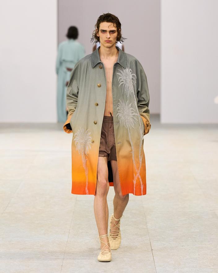 Manteau avec broderies représentant un coucher de soleil sur Los Angeles.