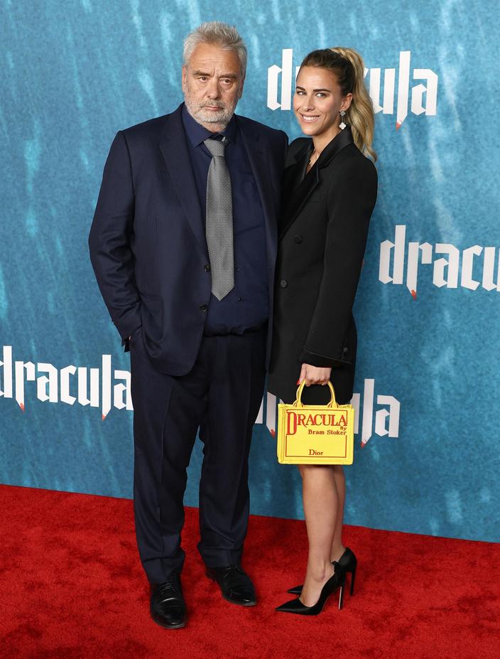 Sarah Besson Luc Besson et Sarah Saldmann amoureux sur tapis rouge : main dans la ...