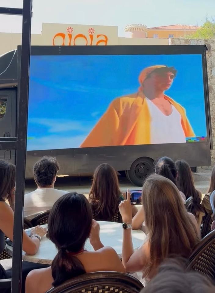 Au restaurant Gioia, on regarde le défilé retransmis en direct à l’occasion de la Watch Party organis&eacute;e par Lyas.
