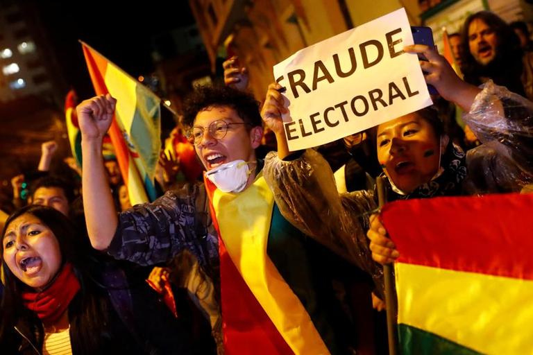 Des manifestants tiennent un panneau «Fraude électorale», à La Paz, le 25 octobre