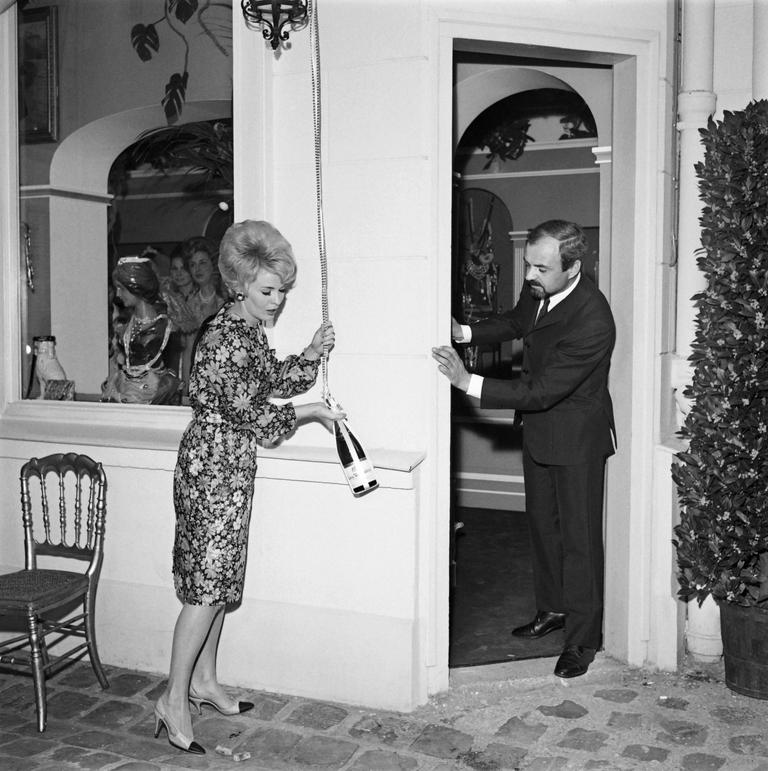 Jacques Dessange et l'actrice américaine Jean Seberg inaugurent un nouveau salon de coiffure de la marque, à Paris, le 8 mai 1965.