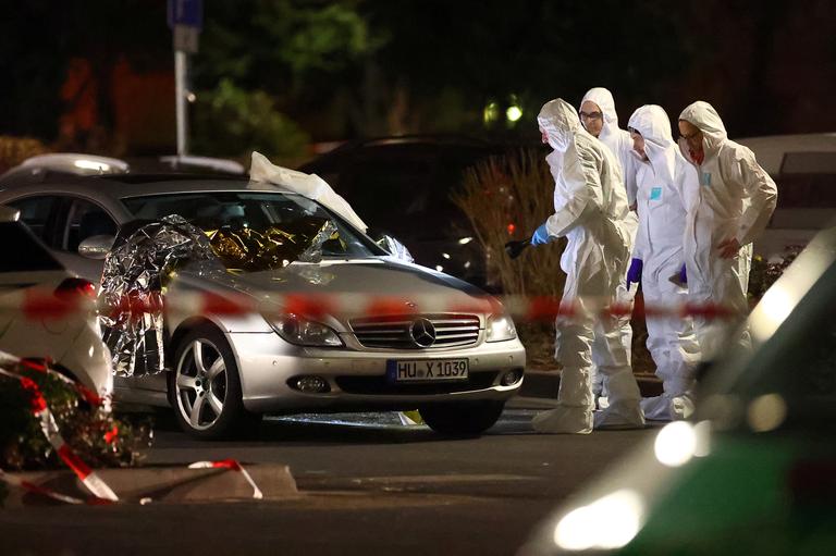 La police scientifique étudie une voiture impliquée dans les fusillades.