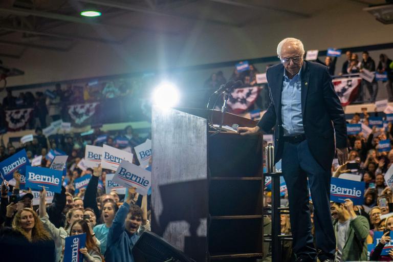Sanders a félicité Biden lors d'un meeting de campagne en Virginie, qui votera mardi.