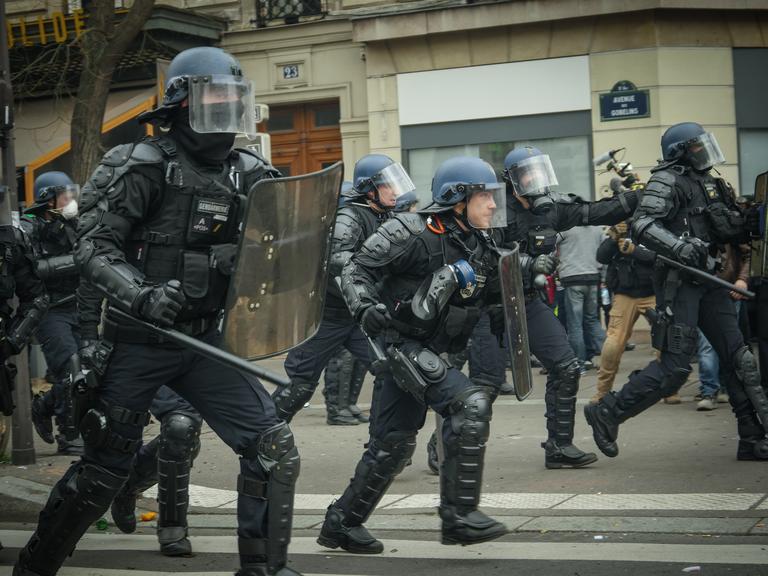 Des gendarmes mobiles, avenue des Gobelins.