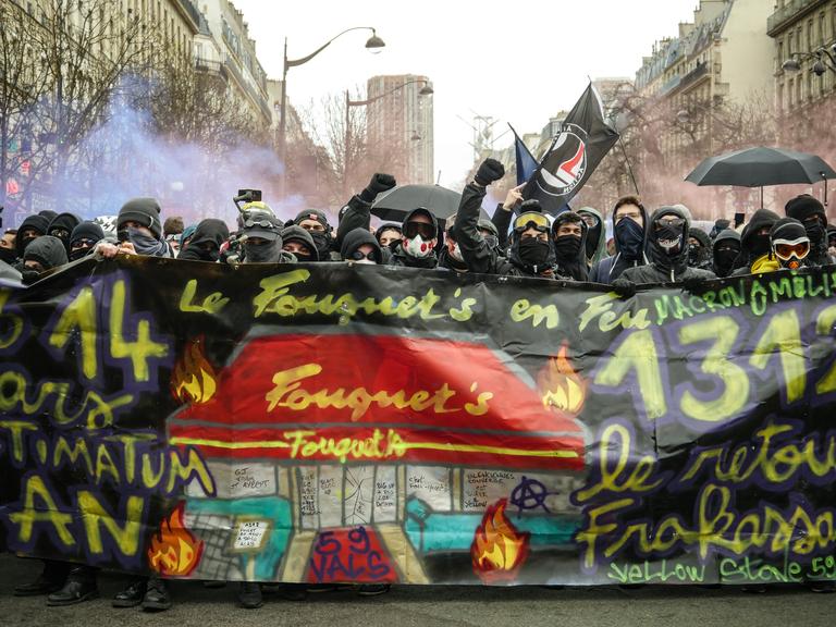 Des personnes cagoulées et masquées étaient présentes dans le cortège.