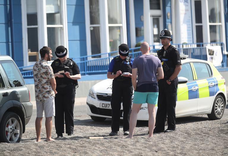 Deux hommes sont verbalisés par la police alors qu'ils jouaient au frisbee sur la plage.