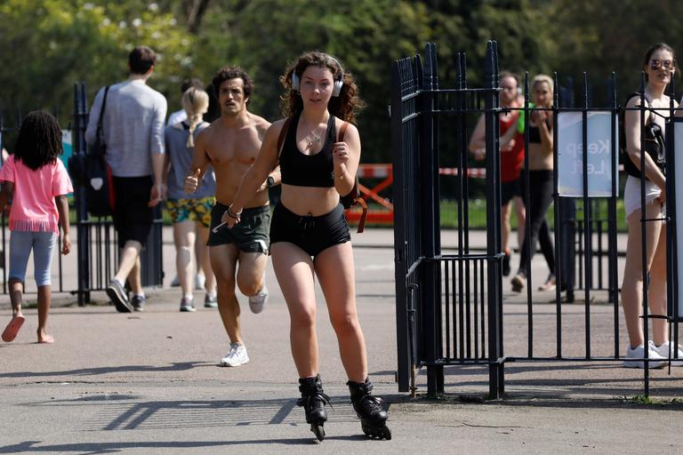 Une jeune femme fait du roller à Victoria Park, à Londres