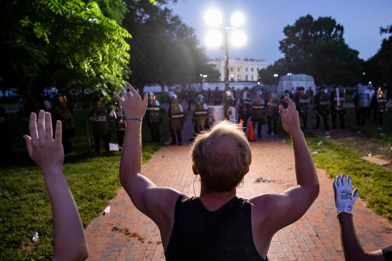 Des manifestants font face aux forces de l'ordre le 31 mai, dans un parc à proximité de la Maison-Blanche, à Washington.