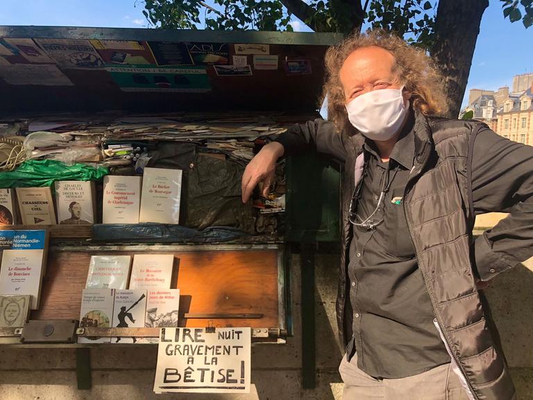 Jérôme Callais, Président de l'Association Culturelle des bouquinistes en France, devant ses boîtes vertes, installées sur le quai de Conti.