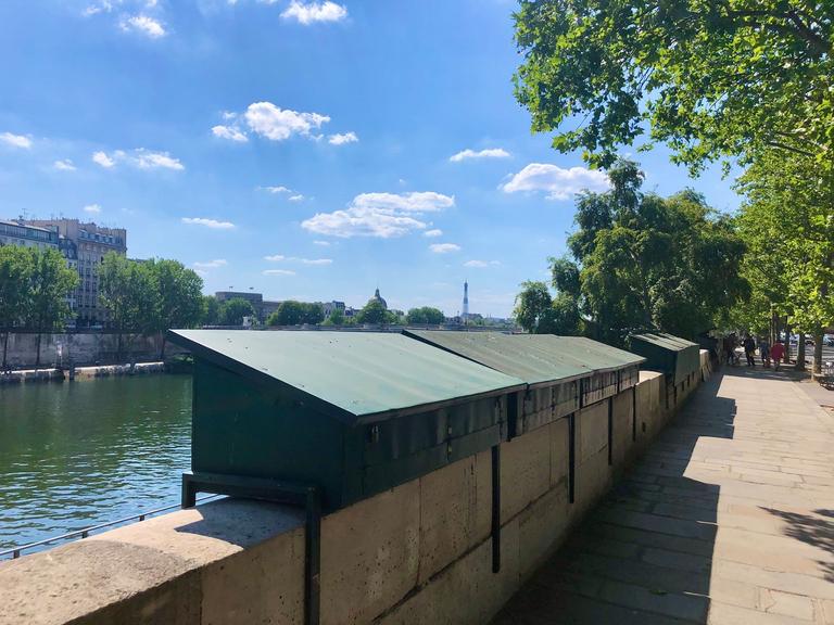 Les bouquinistes incarnent à eux seuls une certaine idée de la France que la nouvelle génération n'a pas envie de voir disparaître.