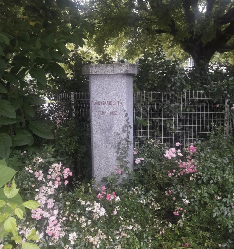 Le buste de Léon Gambetta a été déboulonné place de l'Égalité à Villeneuve-sur-Lot.