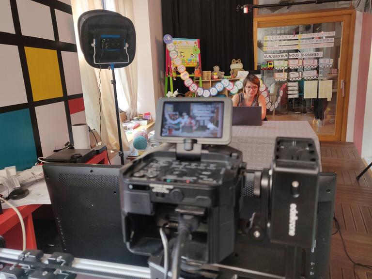 Une pièce de leur maison, déjà aménagée pour accueillir les caméras, a été réquisitionnée pour le tournage de «La Maîtresse part en live».