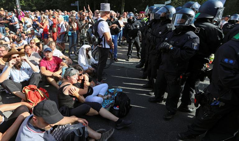 Des policiers font face aux manifestants qui bloquent la rue lors d'une manifestation près de la porte de Brandebourg contre les restrictions du gouvernement dans le cadre de l'épidémie de coronavirus.