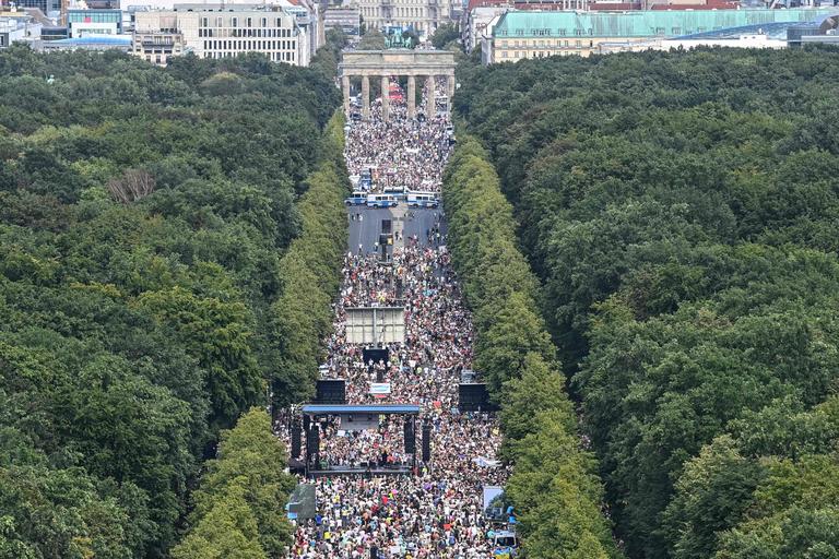 La population à Berlin durant une manifestation contre les restrictions gouvernementales.