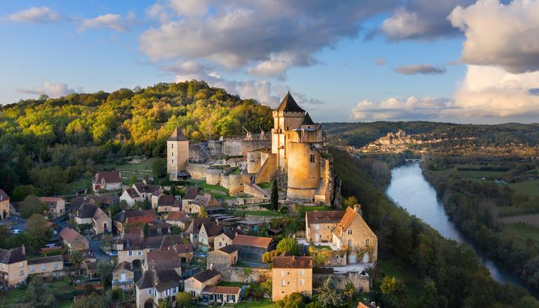 À une dizaine de kilomètres de Sarlat, Castelnaud-la-Chapelle surplombe le confluent entre la Dordogne et le Céou dans un panorama splendide.