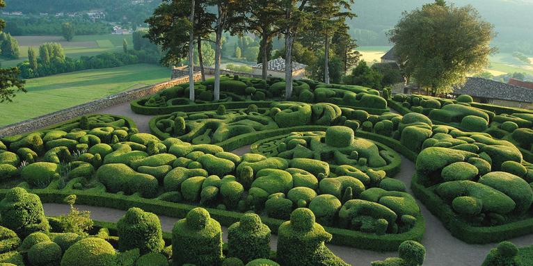 Site classé, les jardins romantiques et pittoresques de Marqueyssac offrent autour d'un château couvert de lauzes du début du XIXe siècle, plus de 6 kilomètres de promenades ombragées.