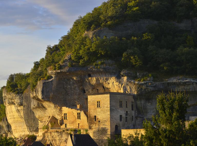 Entre Le Bugue et la grotte de Lascaux à Montignac, le village des Eyzies-de-Tayac mérite son surnom de capitale mondiale de la préhistoire. Surplombant la vallée de la Vézère, la falaise des Eyzies accueille depuis des millénaires l'habitat des hommes.