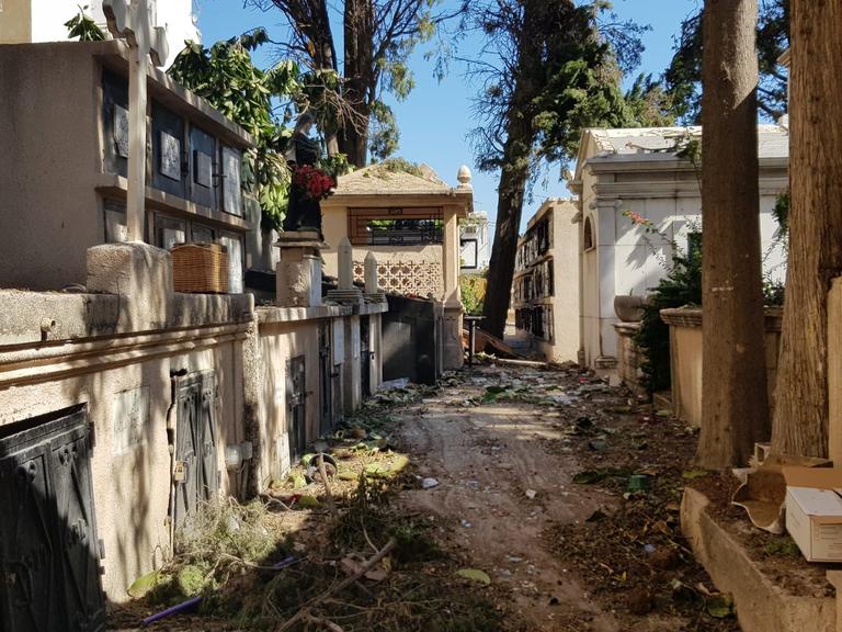 Le cimetière est situé dans le quartier de Mar Mikhael, l'un des plus ravagés par les explosions.