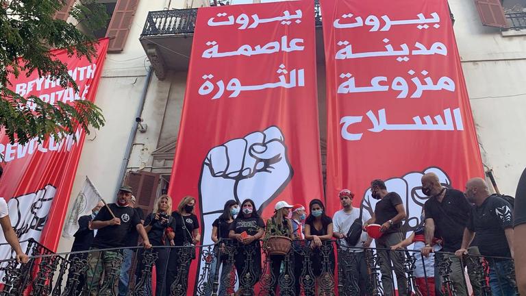 Les manifestants sur le perron du ministère des Affaires étrangères, ont également suspendu des banderoles.
