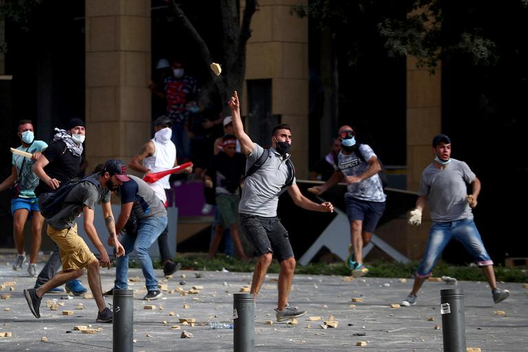 Des manifestants libanais, le 8 août 2020.