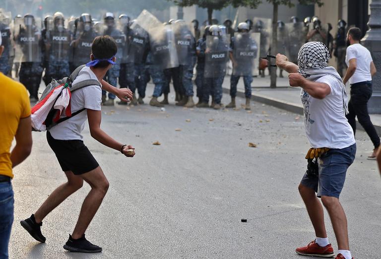 Plusieurs centaines de manifestants étaient dans les rues de Beyrouth ce lundi alors que le premier ministre annonçait la démission de son gouvernement.