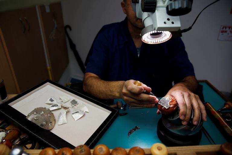 Une équipe d'environ 25 artisans travaillent sur ce masque en diamant considéré comme une œuvre d'art.