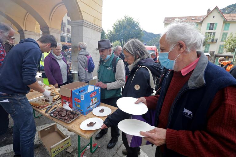 Des habitants de Saint-Martin-Vésubie dans l'attente d'une distribution de nourriture.