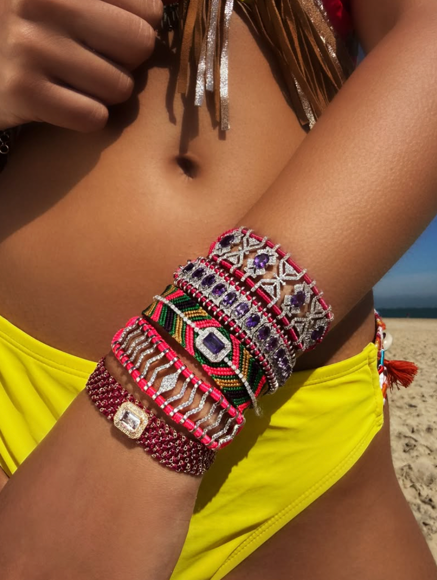 Ces bracelets brésiliens qui insufflent l’évasion au poignet