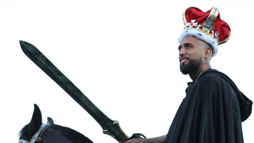Foot : hélicoptère, cheval, épée... Arturo Vidal présenté en grande pompe pour son retour au Chili
