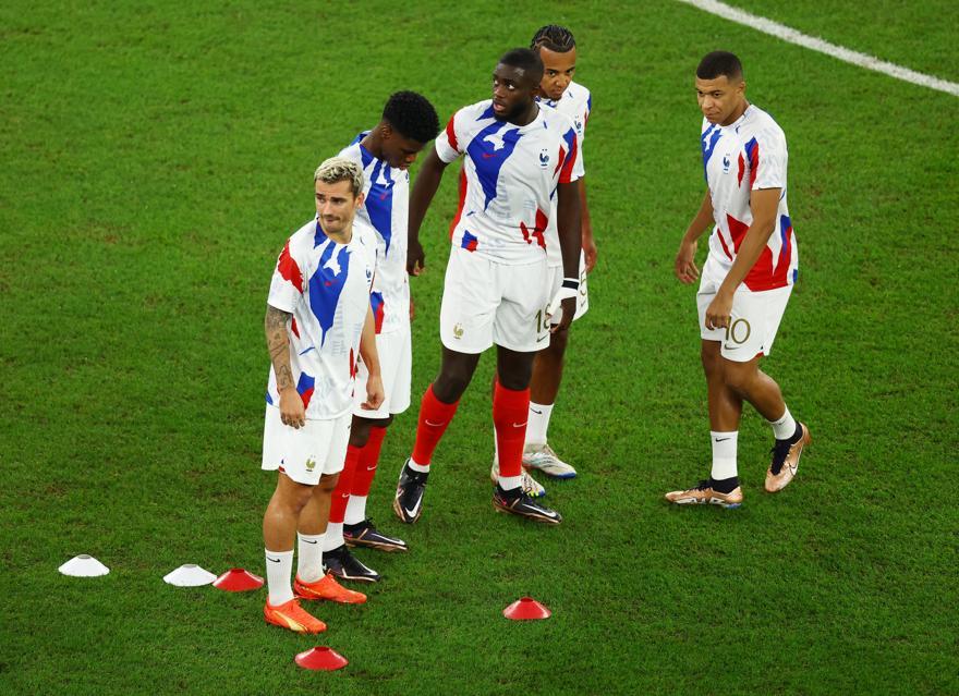 DIRECT - France-Pologne : c'est parti pour les Bleus en mission pour se qualifier en quarts