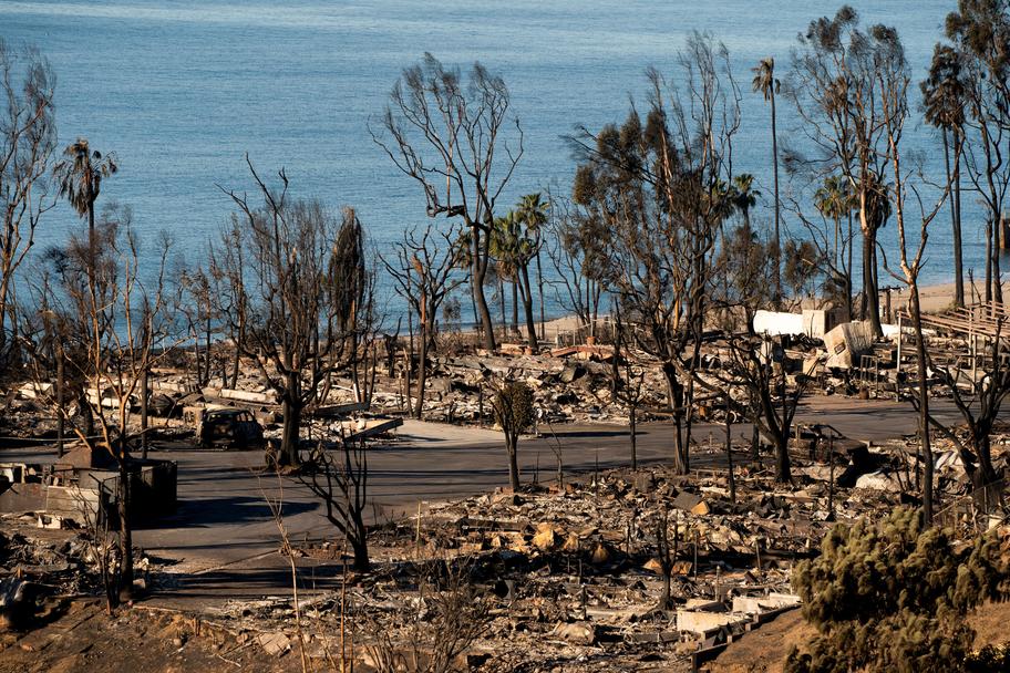 Les restes de maisons brûlées par les flammes, dans le quartier de Pacific Palisades. David Ryder / REUTERS